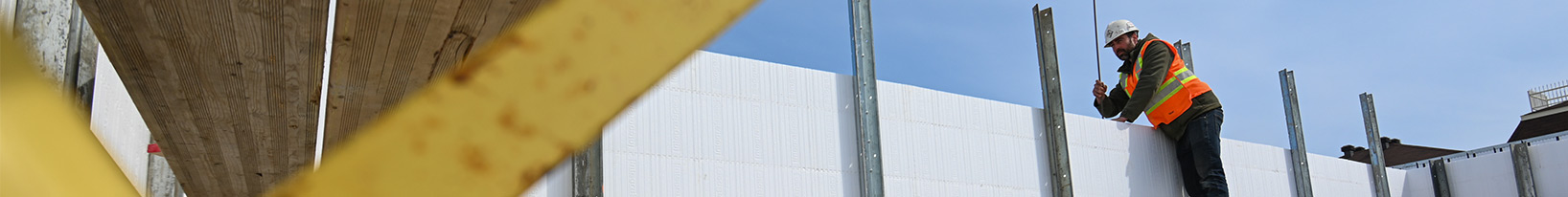 Nous offrons un service de coffrage isolant dans la région de Granby en 12 étapes dont l'étape #3 - Installation des coins 90 degrés en coffrage isolant qui est tous aussi importante que les autres.