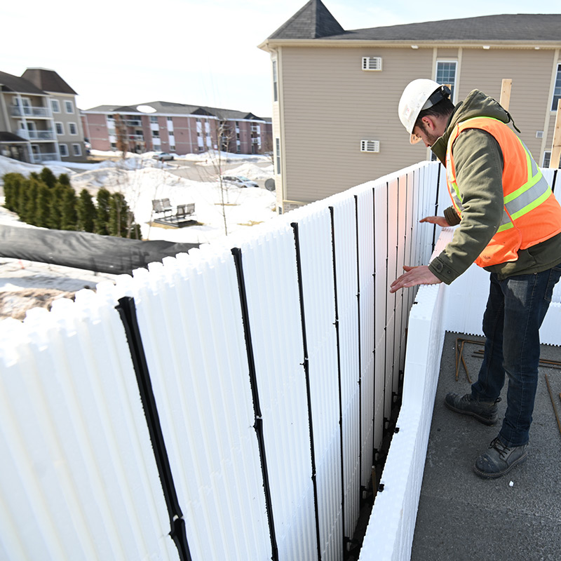 Découvrez notre panneau standard coffrage isolant integraspec®. Le panneau standard coffrage isolant integraspec® un l'un de nos produits certifiés par les normes environnementales du Canada afin d'offrir un confort inégal.